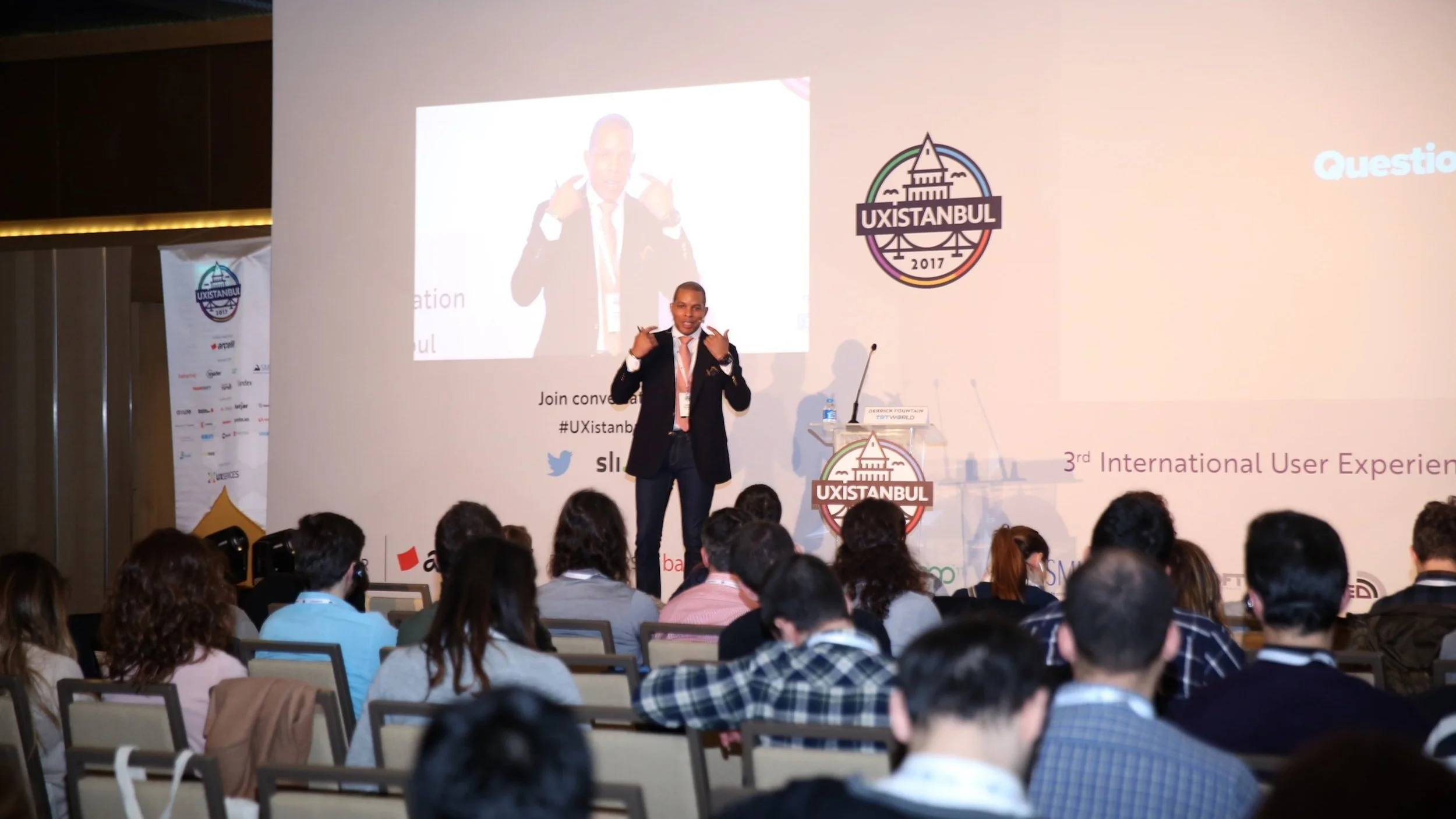 Derrick Fountain keynoting at UXistanbul 2017